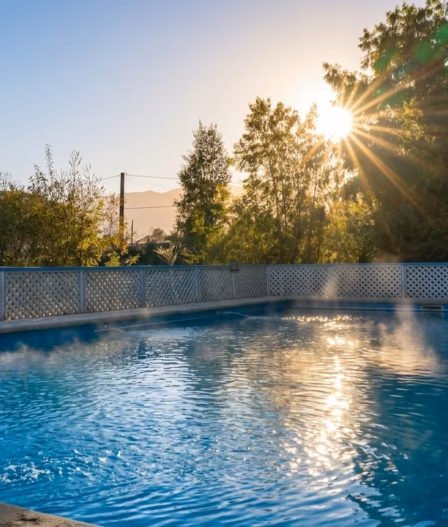 Piscina al aire libre con vista a los cerros